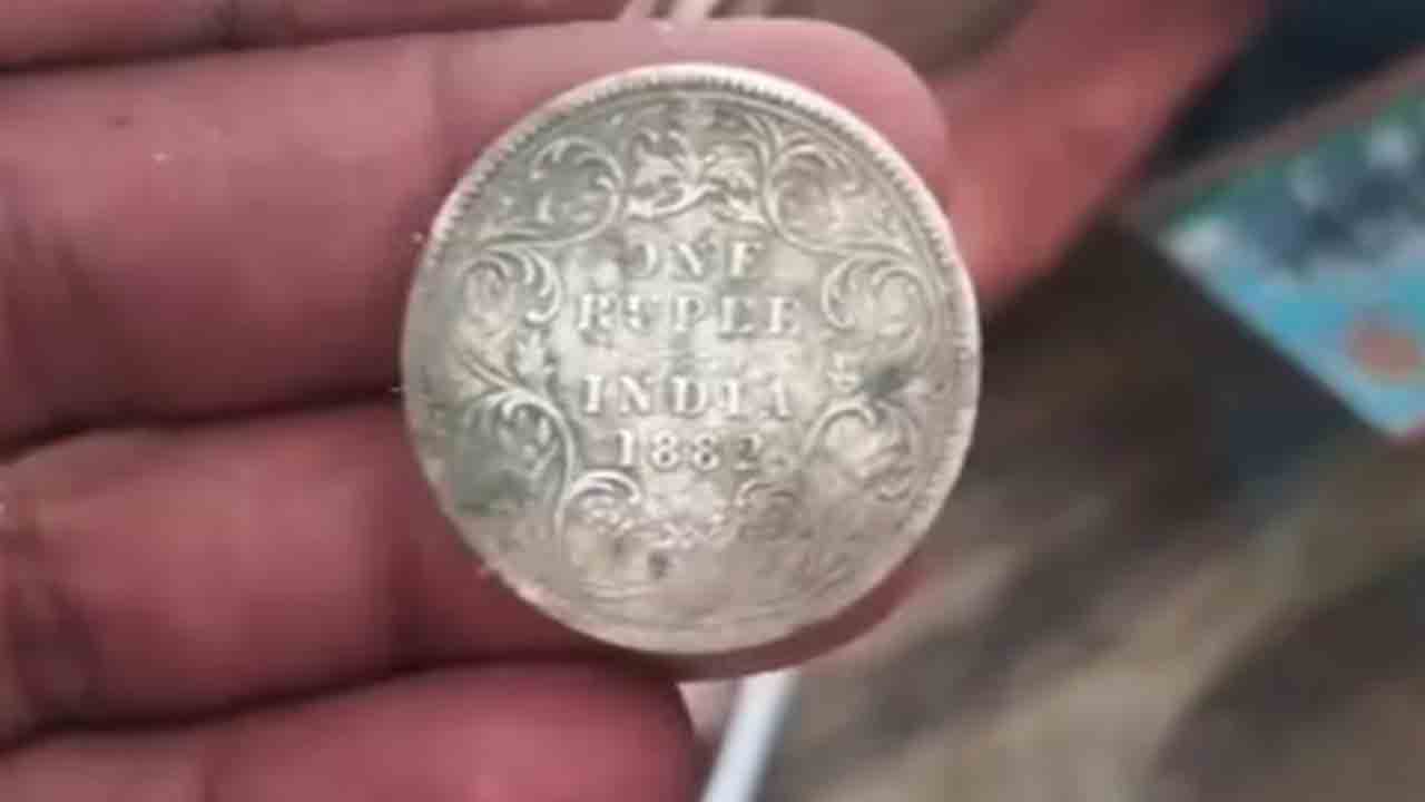 British-era silver coins | ఆలయ పునరుద్ధరణ కోసం తవ్వకాలు.. బయటపడిన బ్రిటీష్   కాలం నాటి వెండి నాణేలు