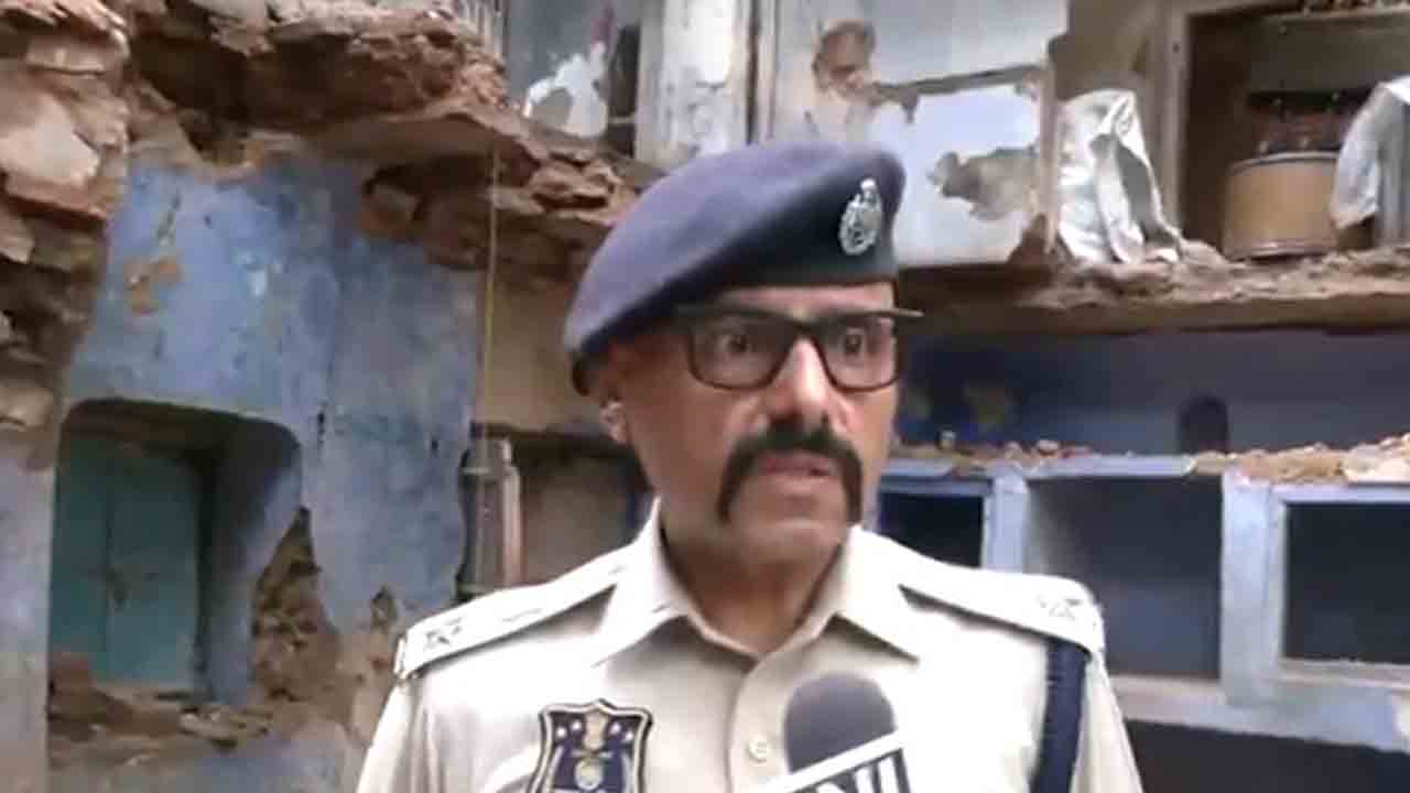 Building collapse | భవనం కుప్పకూలి ఇద్దరు మృతి.. శిథిలాల కింద పలువురు..!