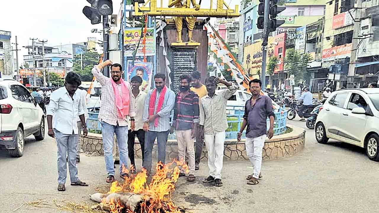 ఫిరాయింపు ఎమ్మెల్యేల దిష్టిబొమ్మ దహనం