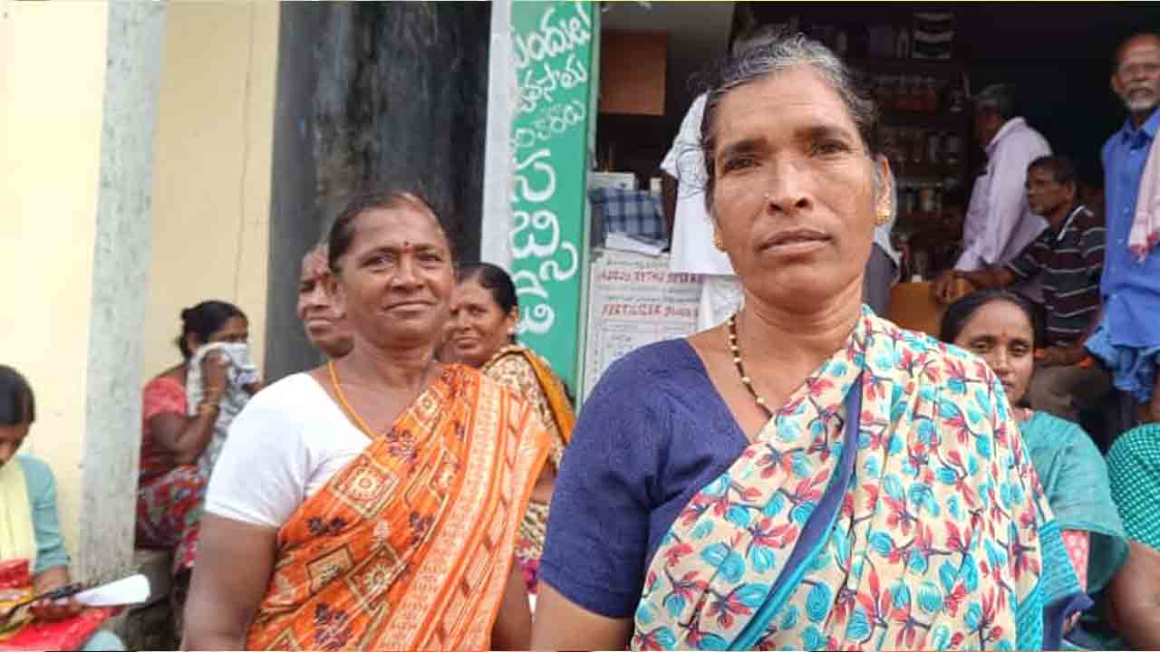 CM Revanth Reddy | సీఎం రేవంత్‌ రెడ్డి ఒక గంట లైన్‌లో నిలబడితే మా బాధ తెలుస్తది.. మహిళా రైతు ఆవేదన