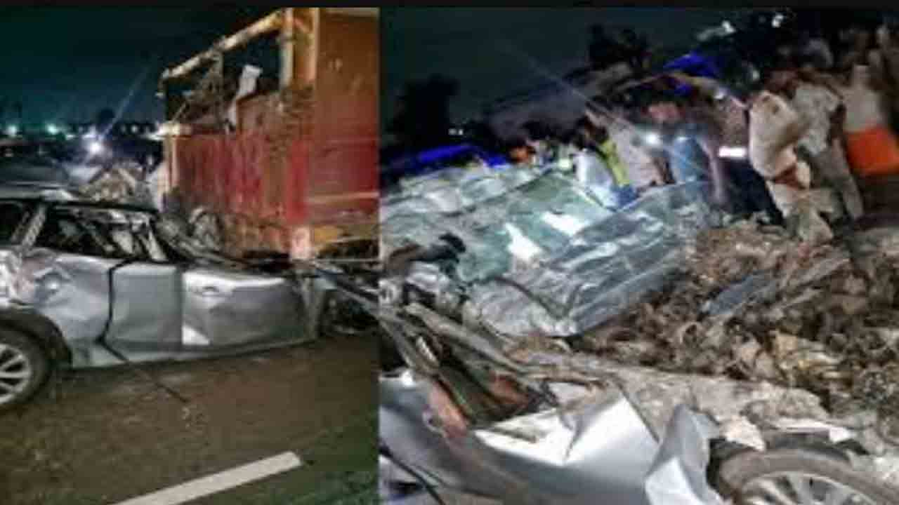 Car Rams Truck | వేగంగా లారీని ఢీకొట్టిన కారు.. ఐదుగురు వ్యాపారులు మృతి