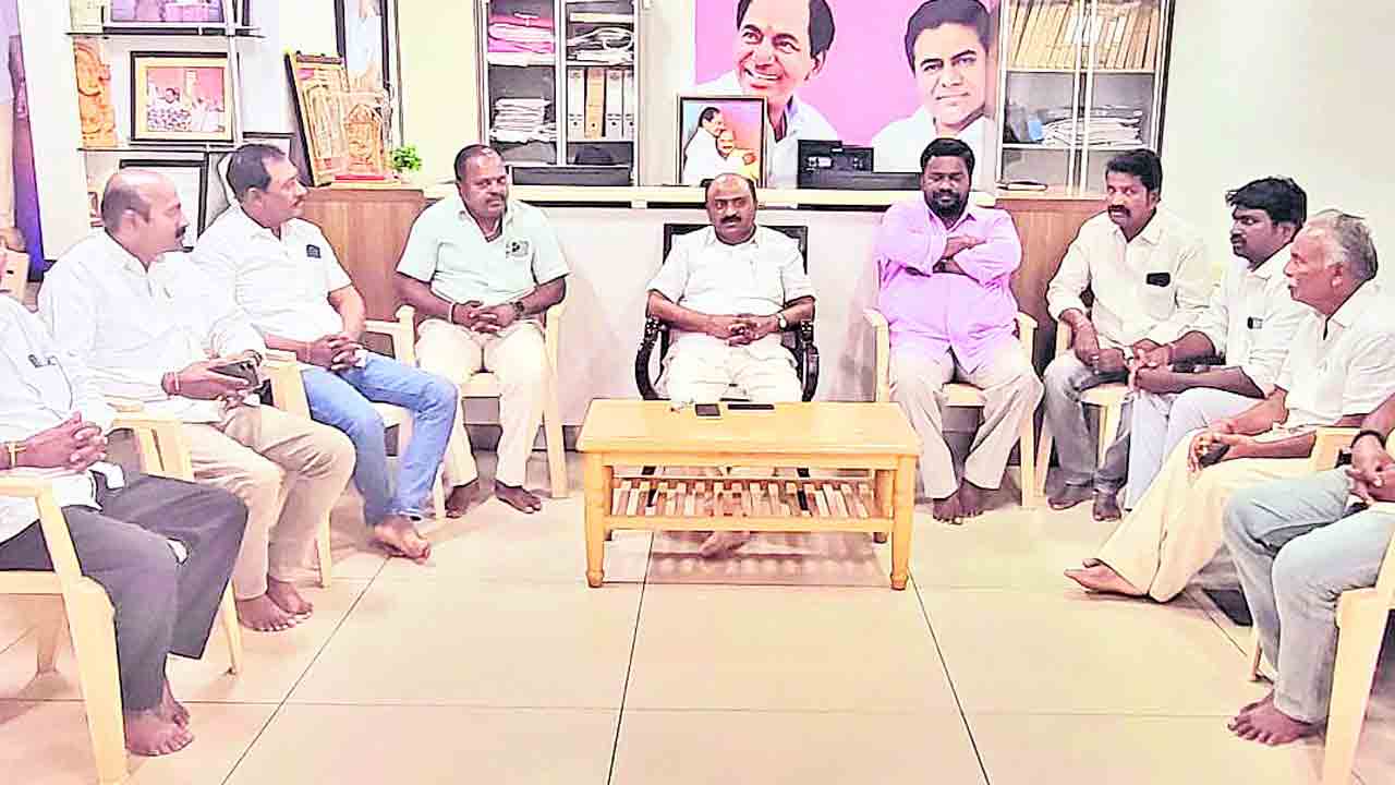 కాంగ్రెస్‌లో చేరలేదనే సొసైటీ చైర్మన్ల తొలగింపు