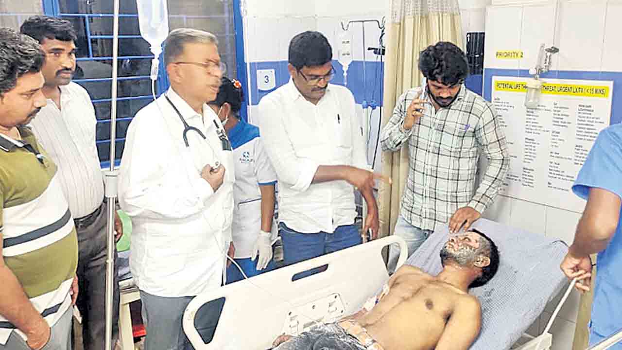 కెమికల్‌ లీకై కార్మికులకు తీవ్రగాయాలు