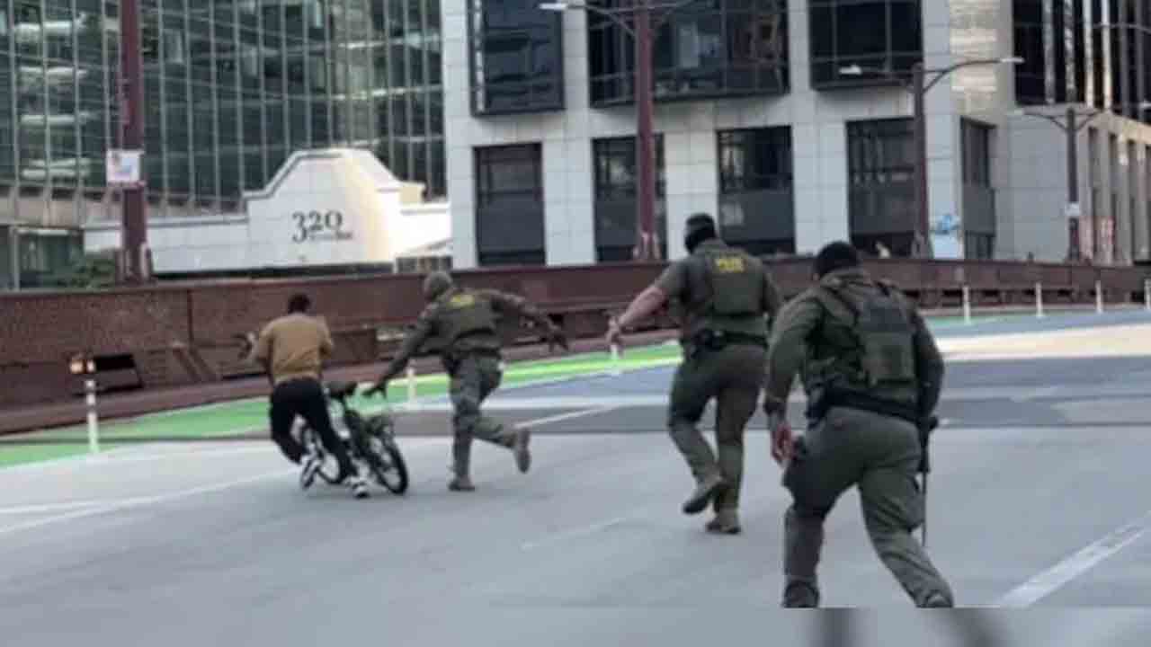 US Immigration | బహిష్కరణ భయం.. ఇమ్మిగ్రేషన్‌ అధికారులను చూసి పారిపోయిన ఫుడ్‌ డెలివరీ ఏజెంట్‌.. VIDEO