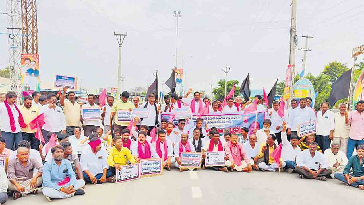 కుట్రలను గమనిస్తున్న ప్రజలు