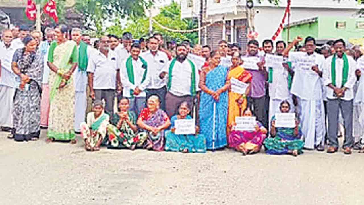 పానం పోయినా భూములియ్యం!