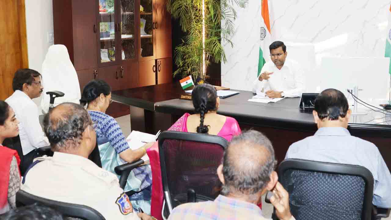 Collector Santosh | పత్తి కొనుగోళ్లు పారదర్శకంగా నిర్వహించాలి : జిల్లా కలెక్టర్ బీఎం సంతోష్