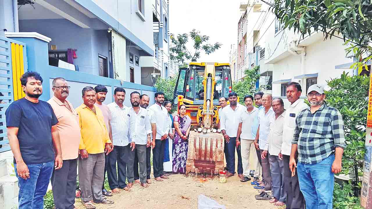 పాత పనులకు మళ్లీ ప్రారంభోత్సవాలు