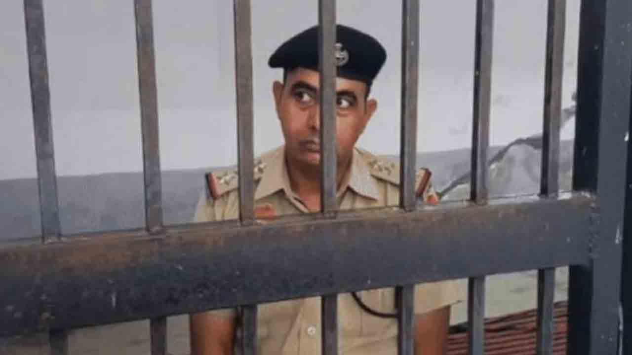 Imprisonment To Police Officer | కోర్టు విచారణలకు గైర్హాజరు.. పోలీస్ అధికారికి   గంట జైలు శిక్ష