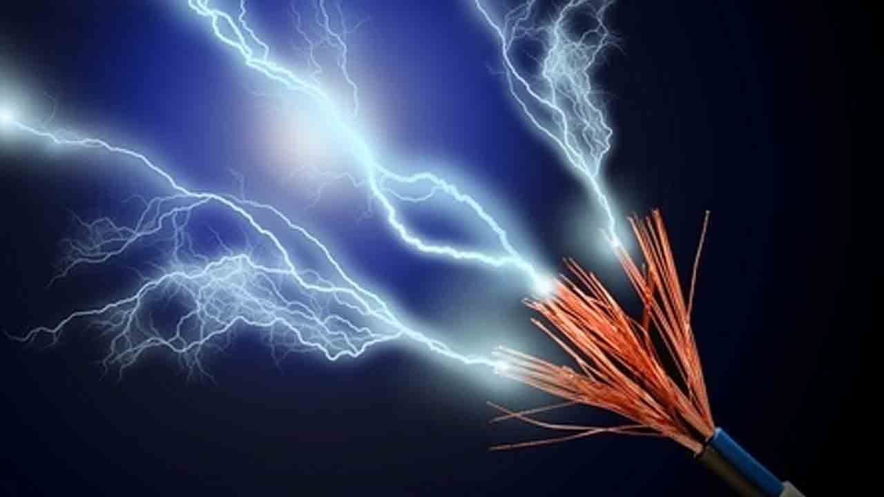 Curret Shock | బతుకుదెరువు కోసం హైదరాబాద్‌కు.. కూలీ పని చేస్తుండగా కరెంట్‌ షాక్