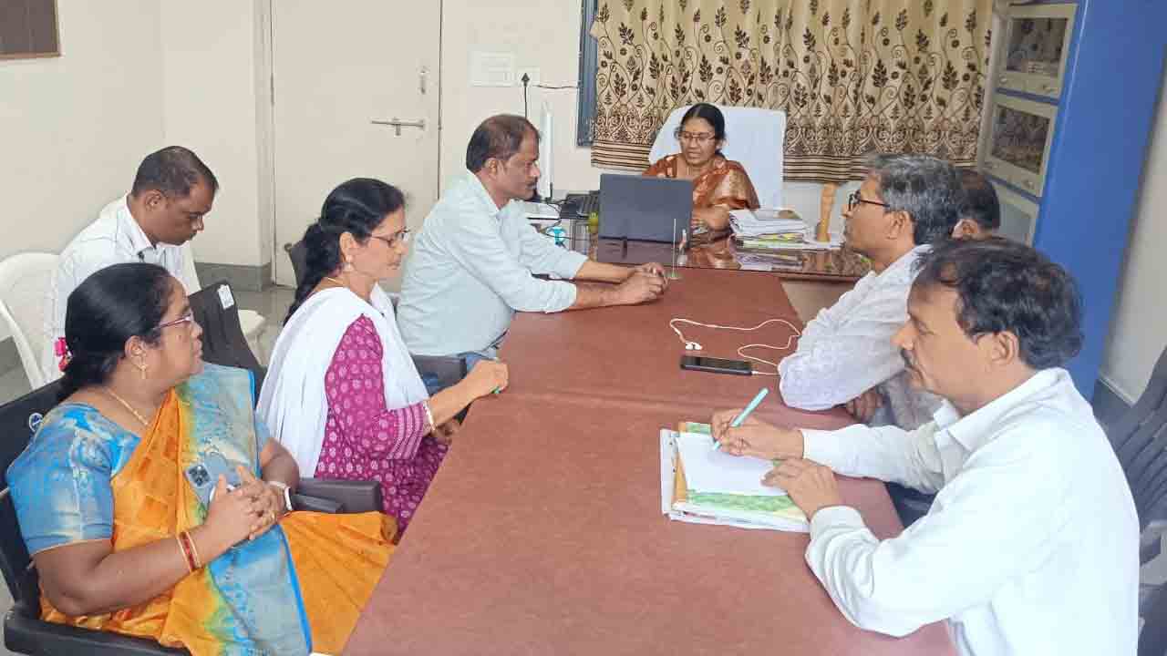 DMHO | గణేష్‌ నిమజ్జనం సందర్భంగా వైద్యాధికారులు అప్రమత్తంగా ఉండాలి : డీఎంహెచ్‌వో డాక్టర్‌ వాణిశ్రీ