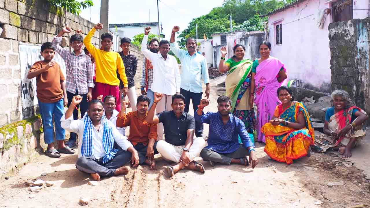 Dalits protest | రోడ్డు వేయాలని దళితుల నిరసన