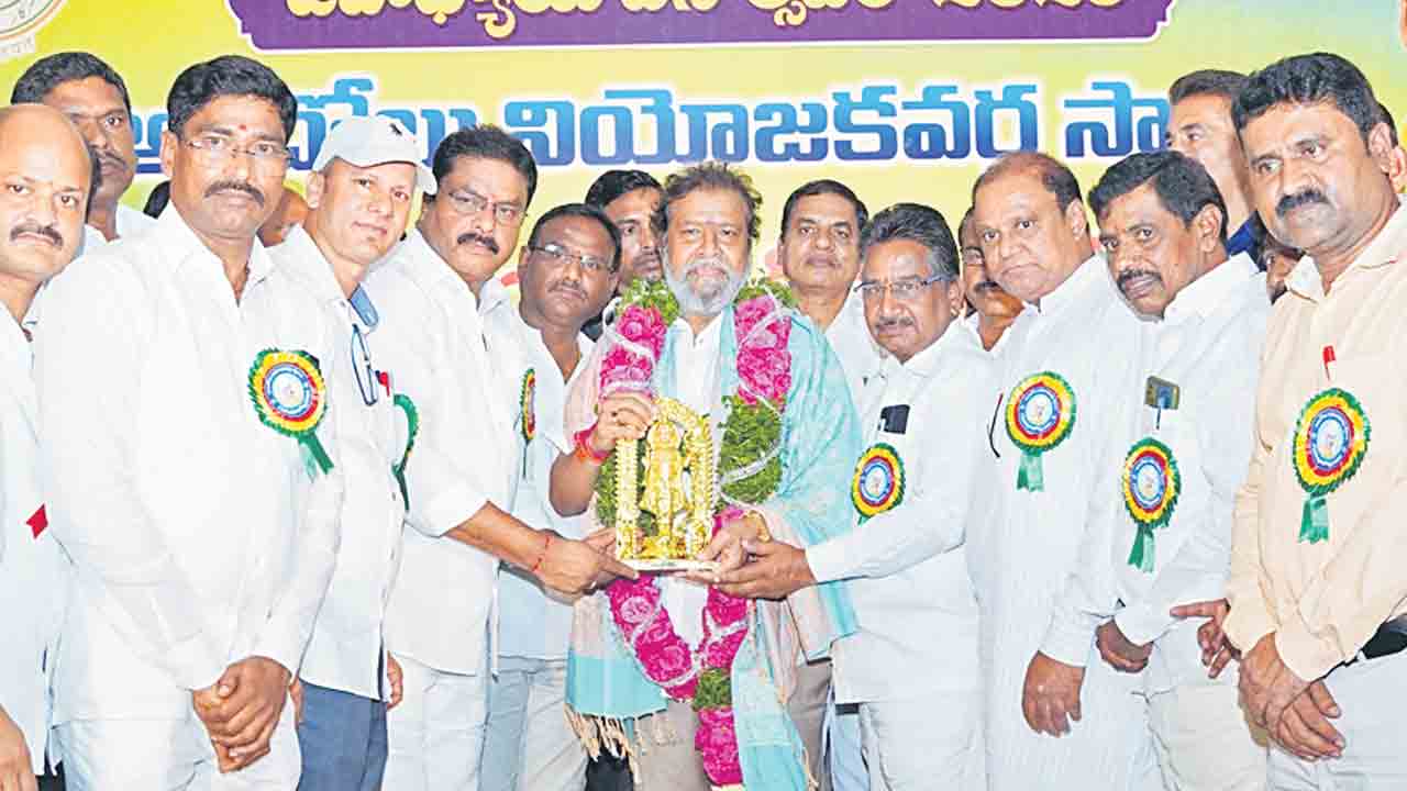 విద్యార్థులను తీర్చిదిద్దేది ఉపాధ్యాయులే