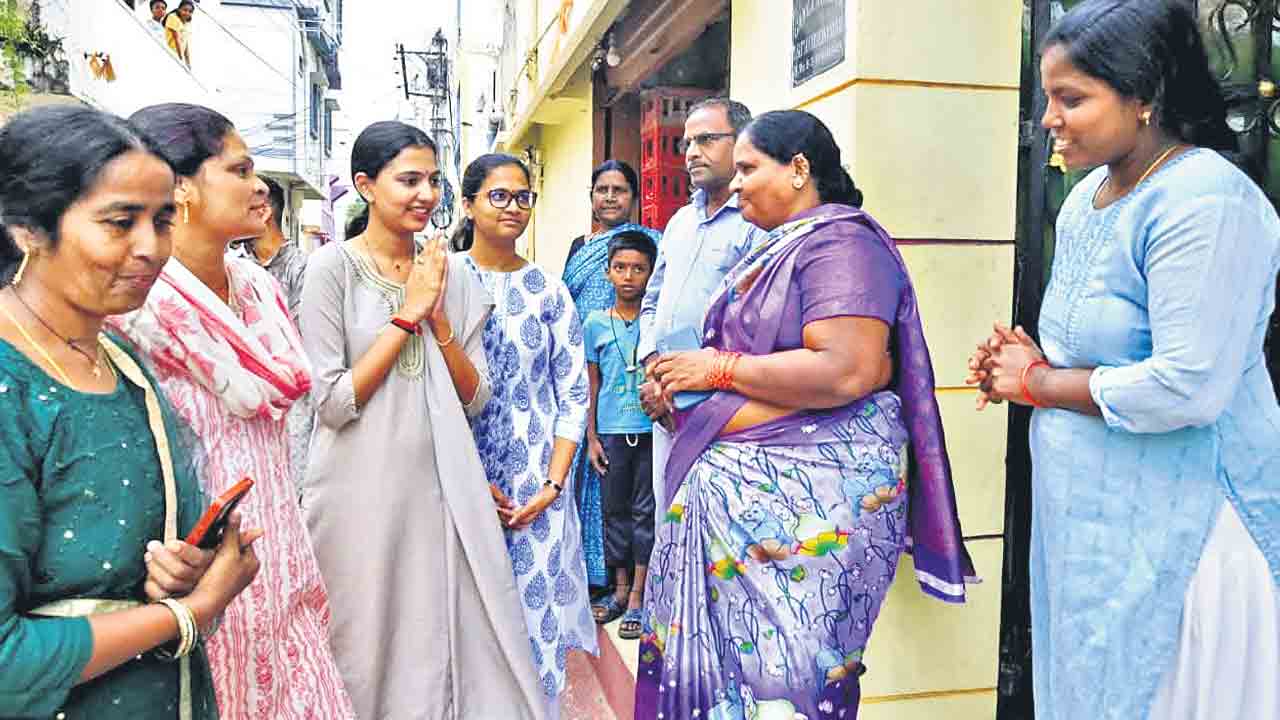 నాన్నపై ప్రేమతో.. రహ్మత్‌నగర్‌ బస్తీల్లో పర్యటించిన దివంగత ఎమ్మెల్యే మాగంటి కుమార్తెలు