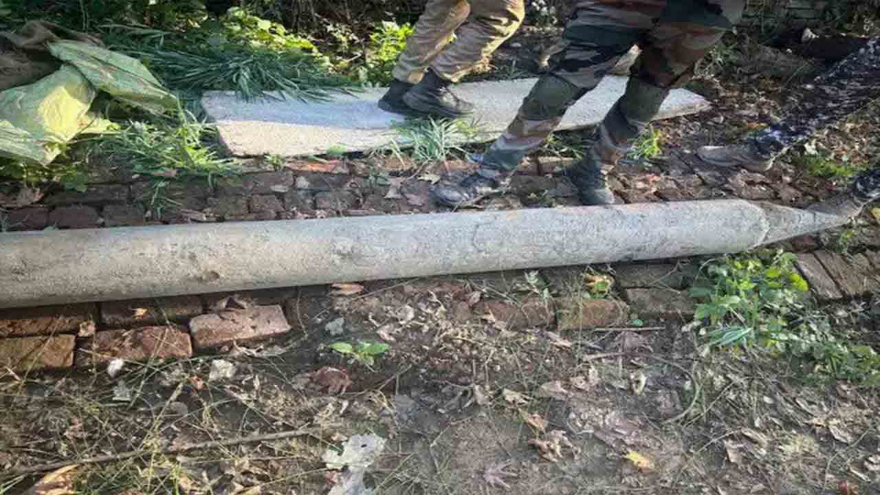 Debris Of Pak Missiles | దాల్‌ సరస్సులో పాక్‌ క్షిపణి శిథిలాలు.. బయటకు తీసి   నిర్వీర్యం