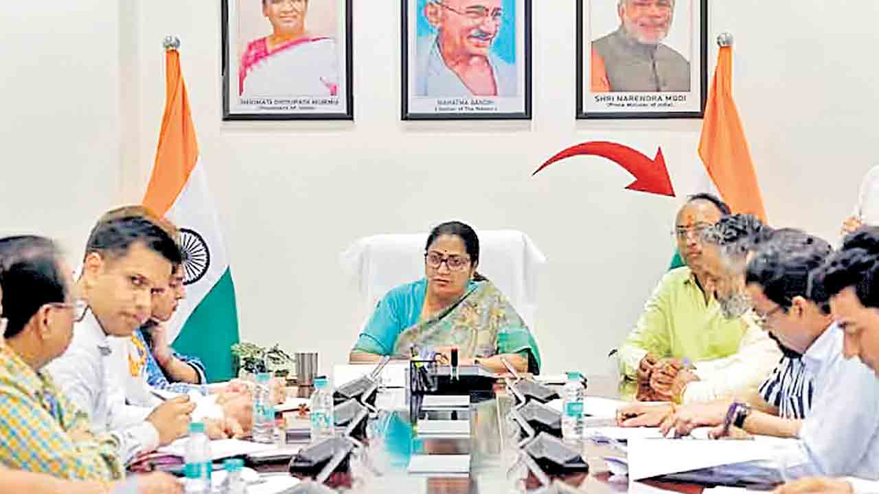 అధికారిక సమావేశానికి ఢిల్లీ సీఎం భర్త హాజరు