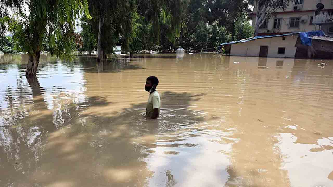 Delhi Floods | డేంజర్‌ మార్క్‌ను దాటి ప్రవహిస్తున్న యమునా నది.. నీట మునిగిన రిలీఫ్‌ క్యాంప్స్‌