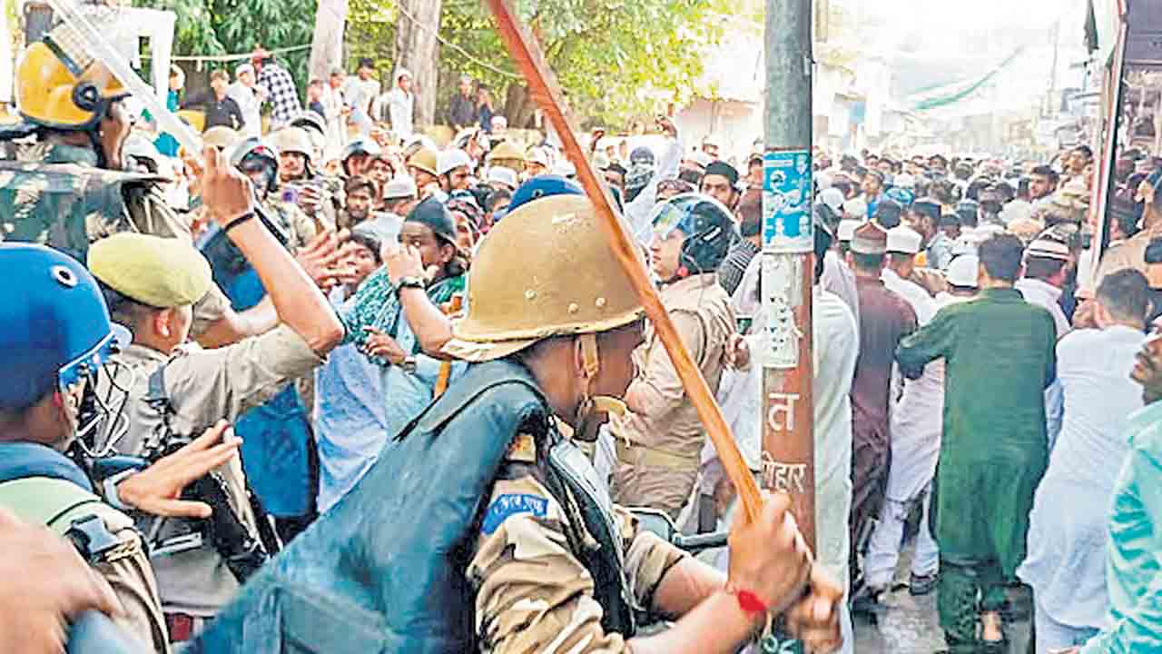ఐ లవ్ ముహమ్మద్ ప్రదర్శనల్లో ఉద్రిక్తత