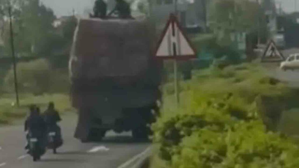 Dhoom Style Robbery On Movi