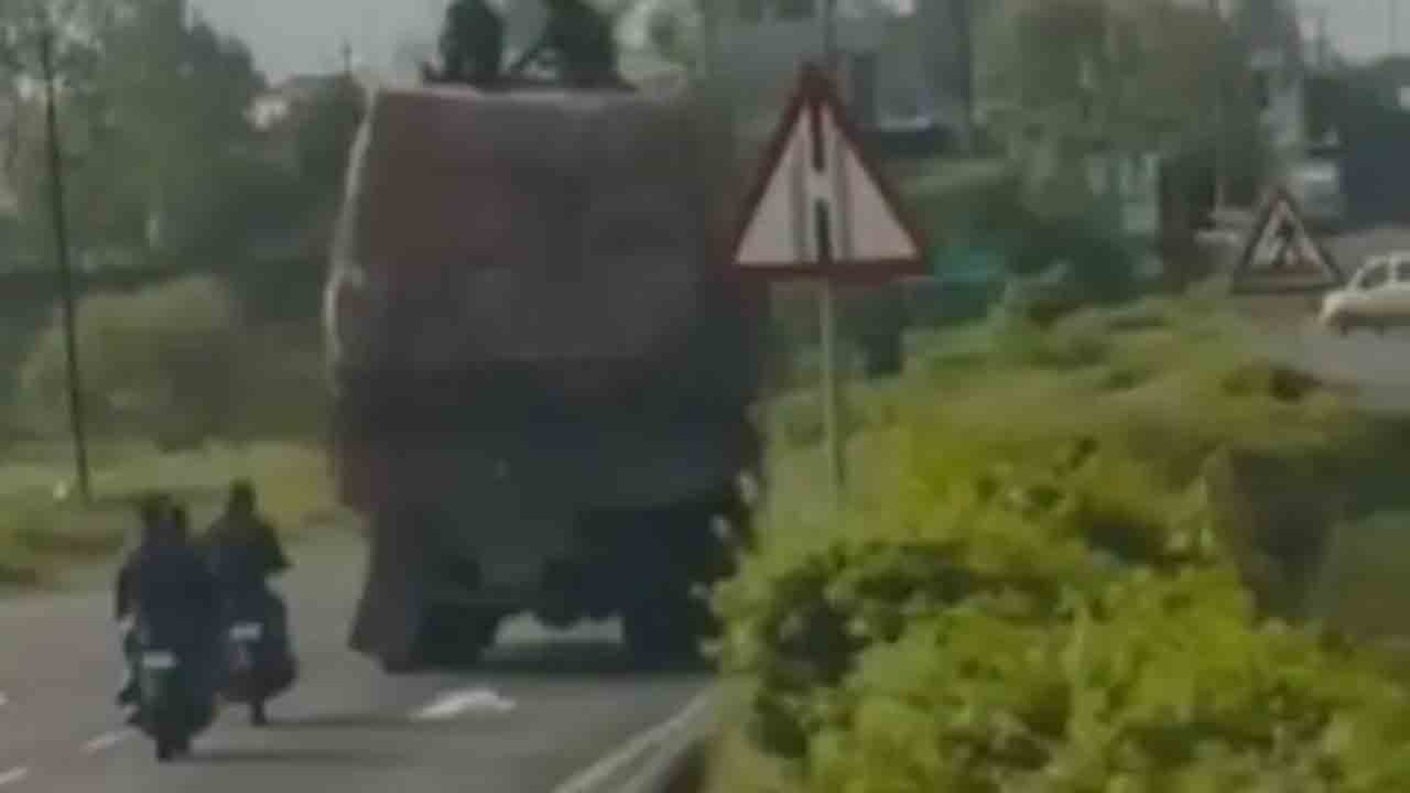 Watch: కదులుతున్న లారీపై చోరీ.. వీడియో వైరల్‌, ఆరుగురు అరెస్ట్‌