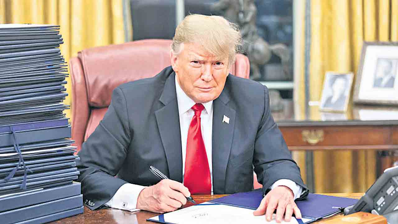 అమెరికా సంస్థలకూ ట్రంప్‌ సెగ!.. హెచ్‌-1బీ వీసా ఫీజు పెంపుతో ఏటా రూ.1.24 లక్షల కోట్ల భారం