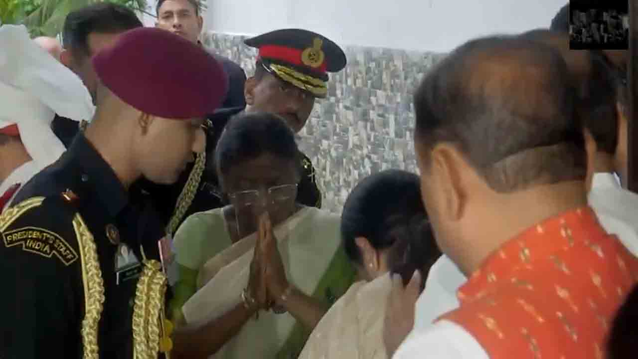 Droupadi Murmu | విజయ్‌ కుమార్‌ మల్హోత్రాకు నివాళులు అర్పించిన రాష్ట్రపతి ముర్ము