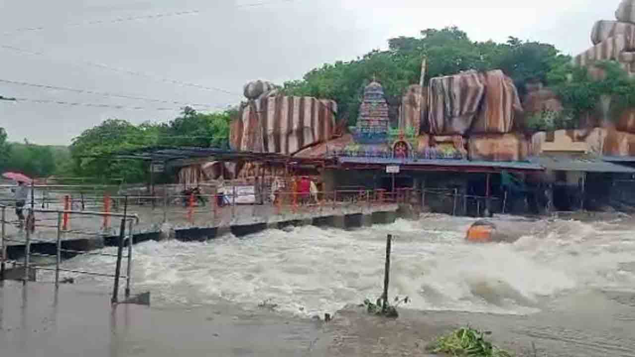 Edupayala Temple | ఏడుపాయల ఆలయం వద్ద భారీ వరద.. కొట్టుకుపోయిన గర్భగుడి షెడ్డు