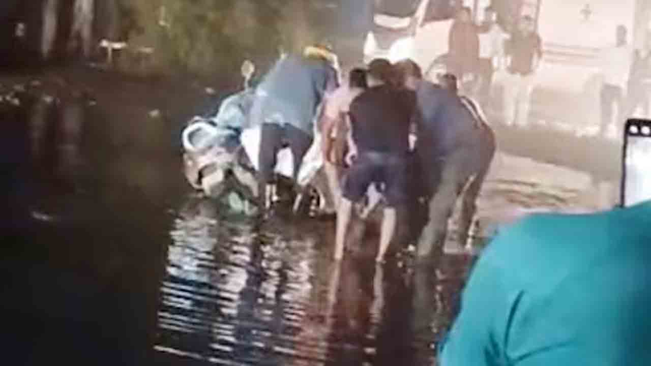 Electrocution | నీటి మడుగులో నిలిచిపోయిన బైకు.. కరెంట్ షాక్తో దంపతులు మృతి