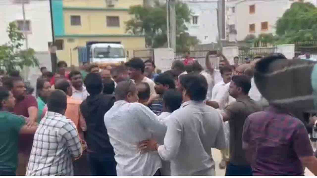 Ex Counsellor Attack | మణికొండలో కాలనీవాసులపై కాంగ్రెస్ నాయకుల దాడి.. Video