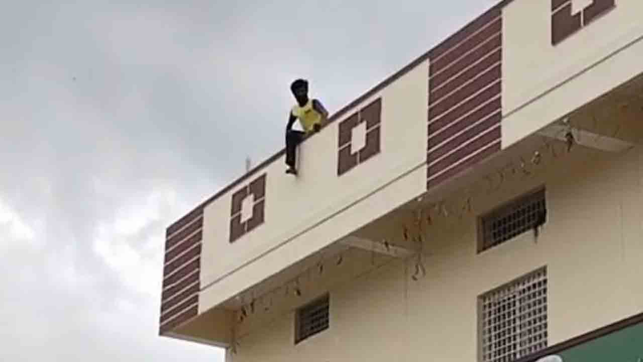 కౌలు రైతు ఆత్మహత్యాయత్నం