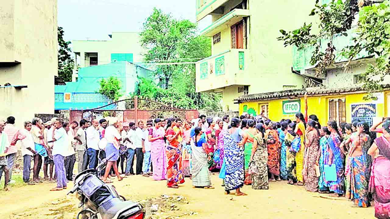 యూరియా కొరత.. తీరని వెత