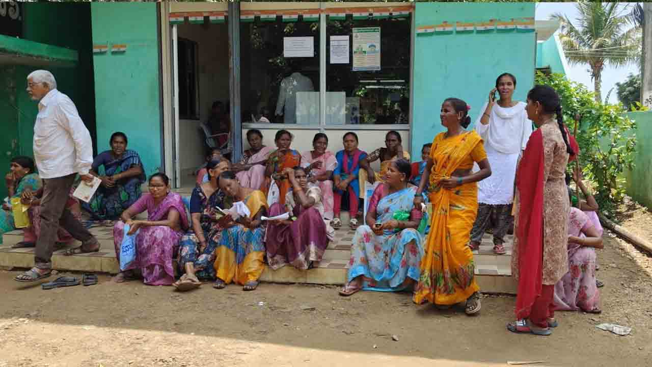 యూరియా.. కష్టాలు తీరవా..?