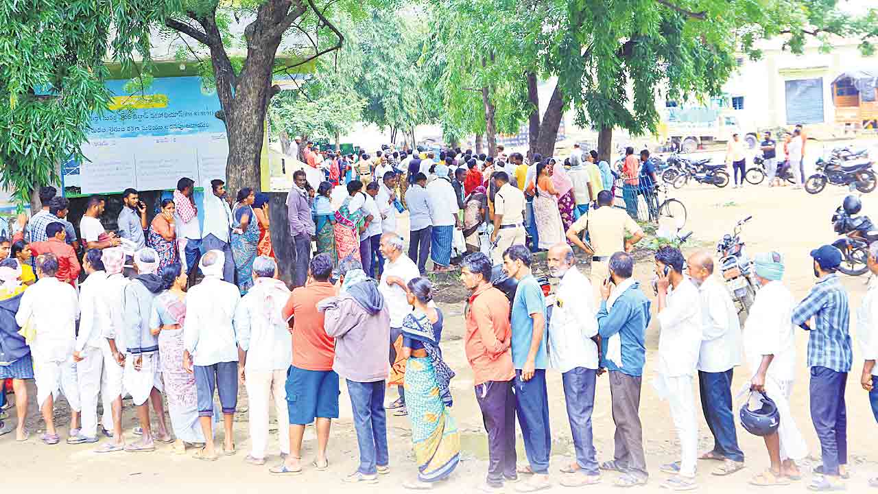 యూరియా కొరత.. రైతుల వెత