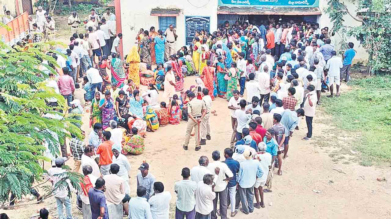 బస్తా కోసం రైతులు బారులు..
