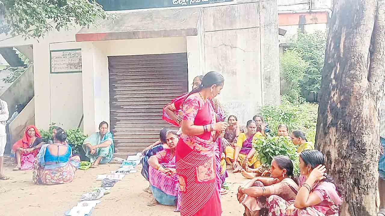 ఎదురుచూసి నిరాశతో వెనుదిరిగి..