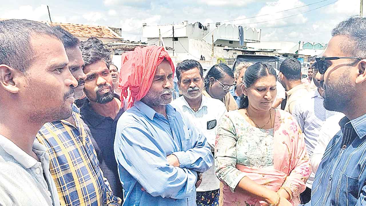 యూరియా ఇప్పించండి సార్‌.. జగిత్యాల కలెక్టర్‌కు దమ్మయ్యపేట రైతుల మొర