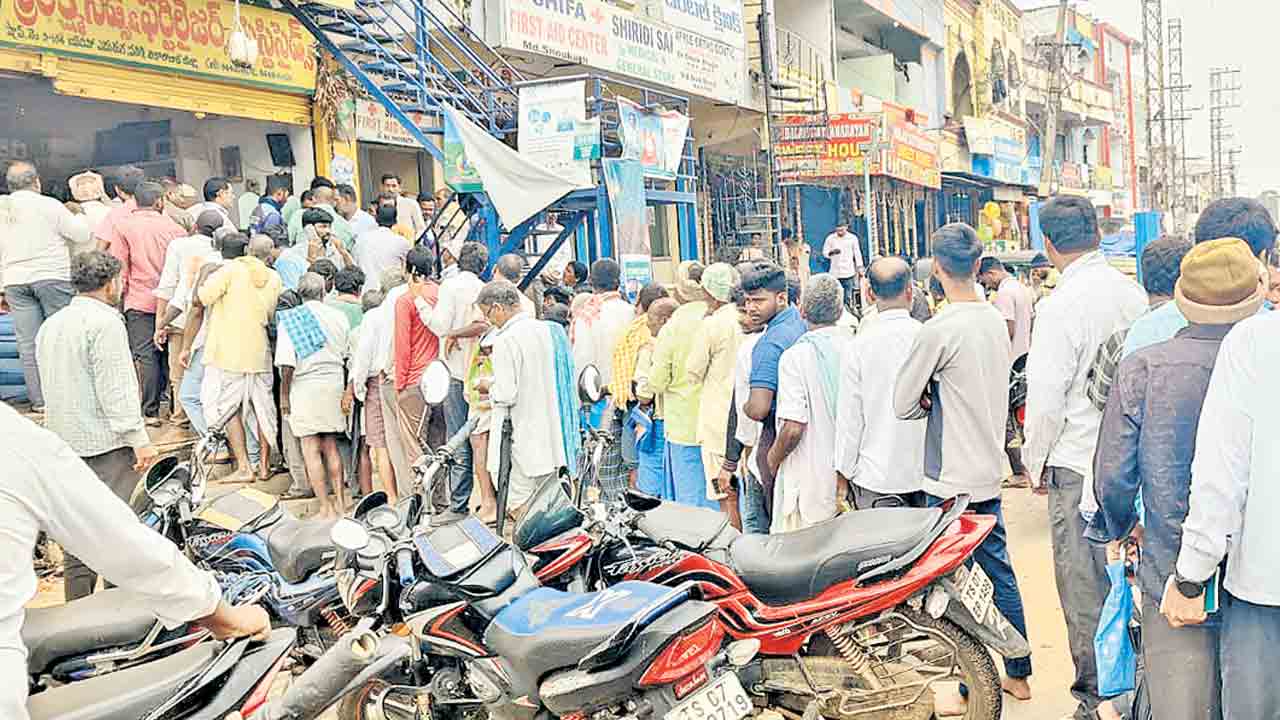 యూరియా పాట్లు..