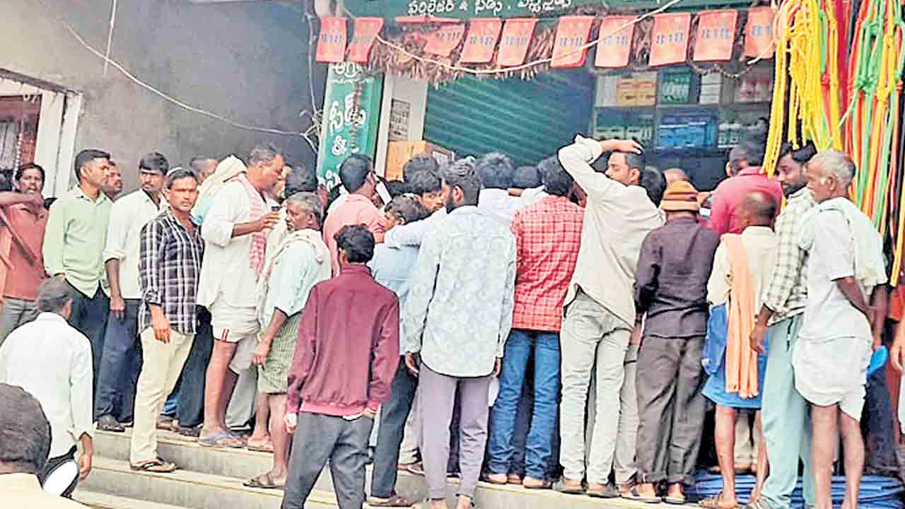 పొలం వీడి.. పడిగాపులు