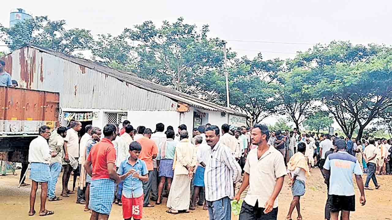 చీకట్లో యూరియా తరలింపు