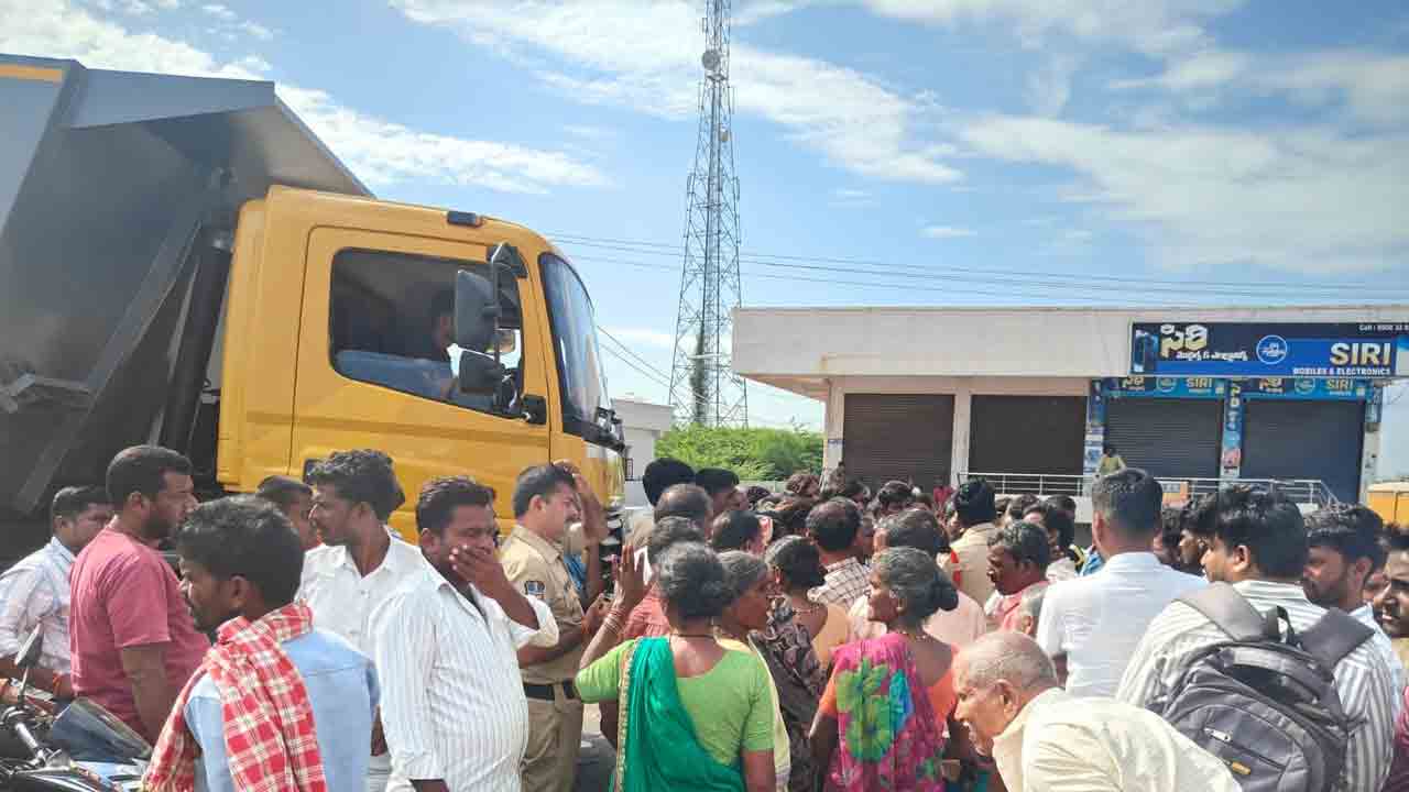 కడుపు మండి.. రోడ్డెక్కి..