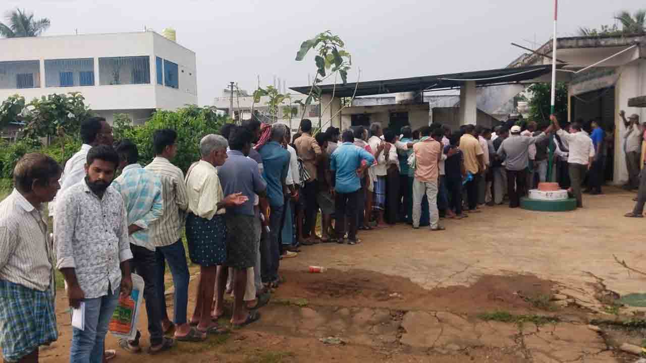 బారులుతీరినా దొరకని బస్తా !