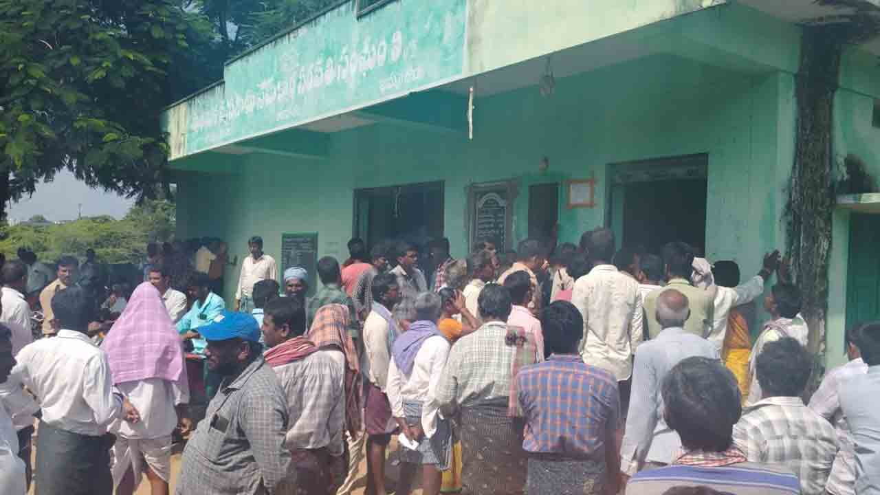 పడిగాపులు, తోపులాటలు