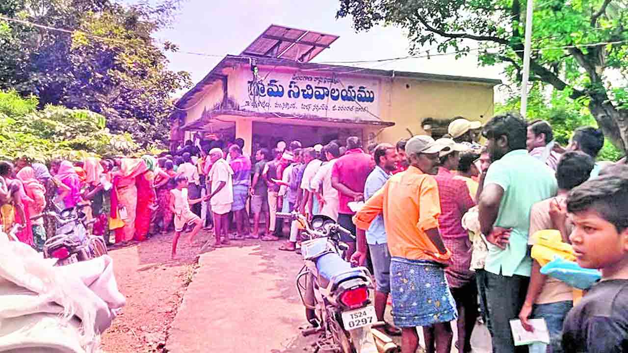 పండుగ పూట.. బారులే