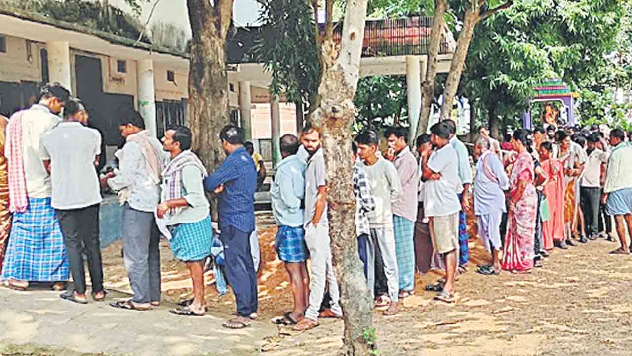 ఎరువుల దుకాణం ఎదుట బారులు