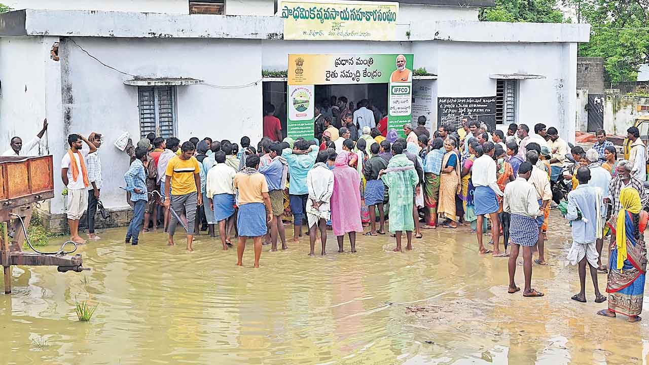 వరుస కట్టిన యూరియా గోస.. ఓపిక నశించి రోడ్డెక్కి నిరసన
