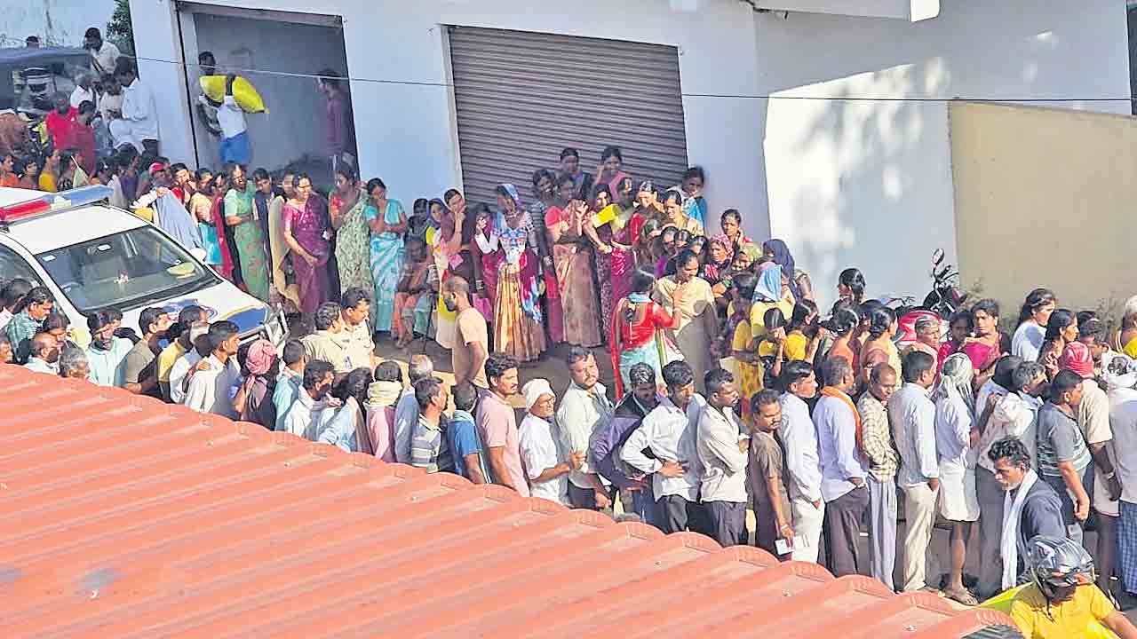 బస్తాలు దొరకవు తిప్పలు తప్పువు