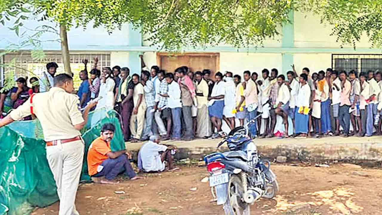 బలమున్నోడిదే యూరియా!.. పదుల సంఖ్యలో దారిమళ్లిన యూరియా లారీలు