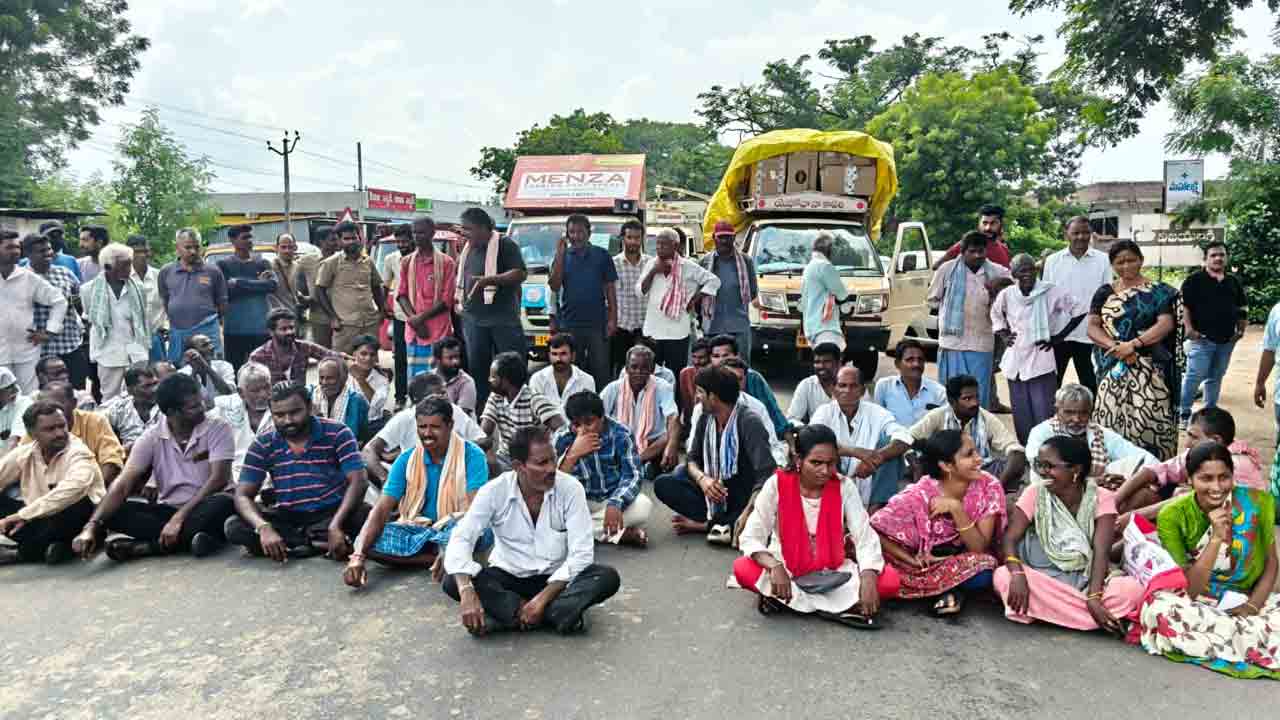Farmers Strike | మళ్లీ ఆనాటి రోజులు, అవే అవస్ధలు.. యూరియా కోసం జాతీయ రహదారిపై రైతుల ధర్నా
