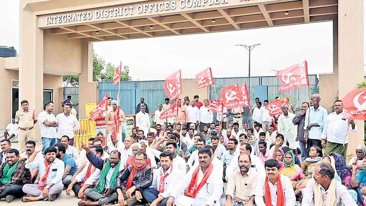 ట్రిపుల్ఆర్ అలైన్మెంట్ మార్పుపై ఆగ్రహం