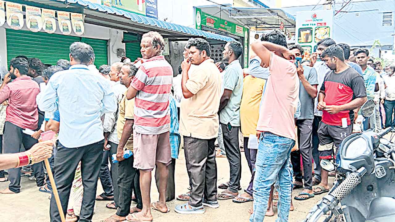 పొద్దంతా పడిగాపులే.. యూరియా కోసం రైతన్నకు తప్పని తిప్పలు